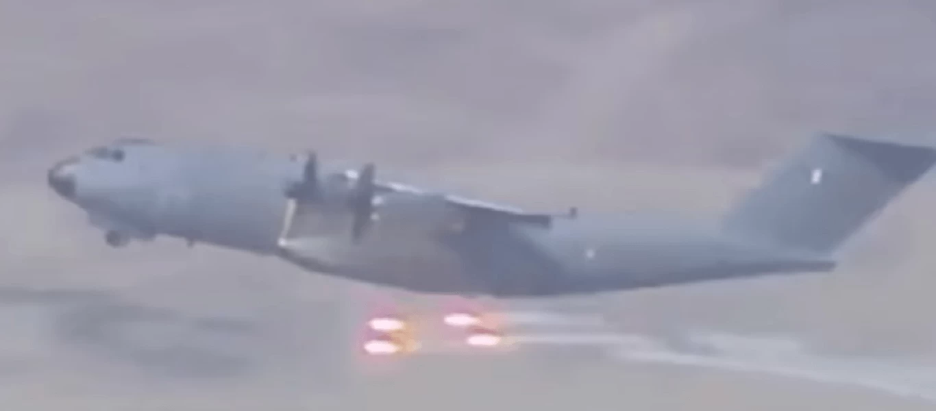 Αφγανιστάν: Στρατιωτικό αεροπλάνο ρίχνει «φωτοβολίδες» για να αποκρούσει τυχόν επίθεση τζιχαντιστών! (βίντεο)